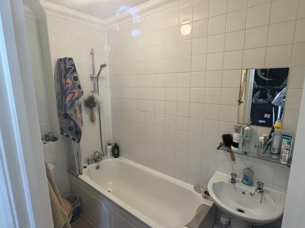 Lot: 99 - FREEHOLD BLOCK OF THREE TOWN CENTRE FLATS FOR INVESTMENT - Flat 3 Bathroom